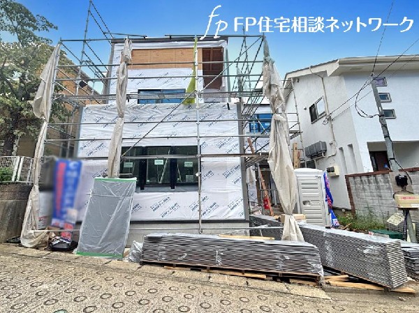 外観:窓枠から切り取られたまるで写真のような澄み切った光景。季節の移り変わりとともに、ゆっくりと愛でる時のありがたみ。