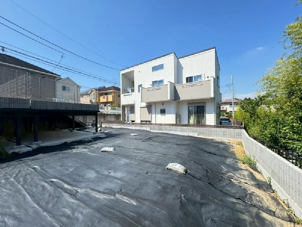 外観:緑溢れる閑静な住宅地にあり、スーパー、公園、コンビニまで徒歩１０分以内で行ける便利な立地です。