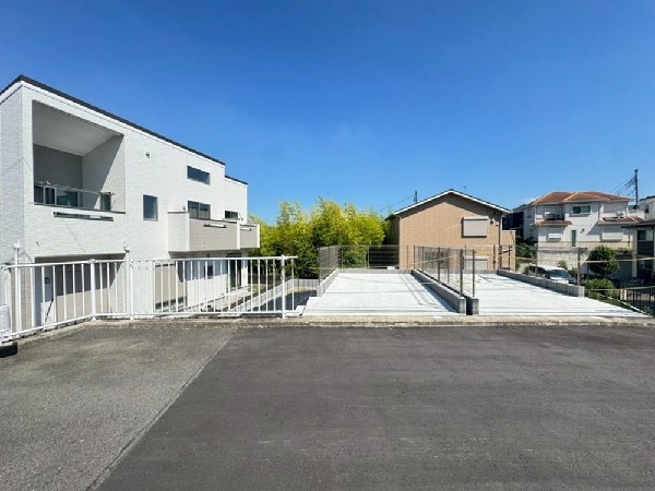 外観:四季を通じて自然と触れ合えるスポットが周辺には盛りだくさん。目の前に広がる開放感とゆとり、暮らしの夢を育む理想の住まいがここにはあります。