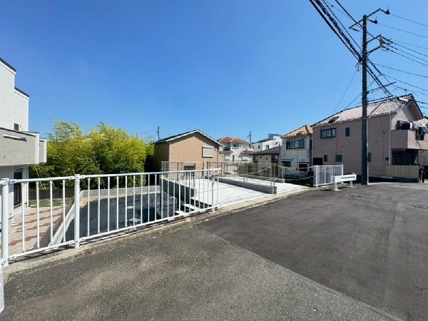 外観:幅6.2ｍの前面道路に面しています。道路との高低差もなく、車の出入りがしやすいので切返しの回数も少なく済みます。車だけはなく、徒歩にも自転車にも優しい立地環境です。