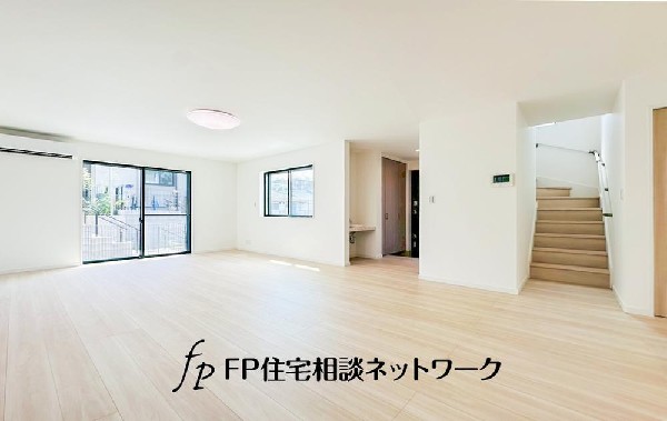 大切なご家族が集まるＬＤＫはこだわりたいですね！休日はおひさまの光をたっぷりと取りこめるリビングでゆったりと過ごしませんか？子供たちが元気に笑いながら走り回っている姿が目に浮かぶ空間です。