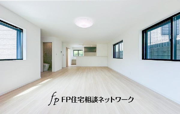 ご家族が集まるからこそＬＤＫは拘りたいですよね！日光をたっぷりと取りこめるリビングでゆったりと過ごしませんか？子供たちが元気に笑いながら走り回っている姿が目に浮かぶ空間です。