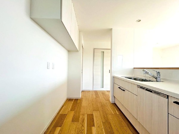 ☆☆ゆったりとしたキッチンスペース☆☆  家族の元気の源　それがこのキッチンです♪ひろびろとしたキッチンスペースには沢山の調理器具や調味料が収納でき、大きな流しもついてます　毎日のお料理が楽しみです♪