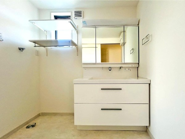 すがすがしい空気が肌をひきしめる朝。爽やかなデザインでまとめられたパウダールーム。流れる水音をBGMに鏡に映る顔が静かにゆっくりと笑顔に変わっていく時間。