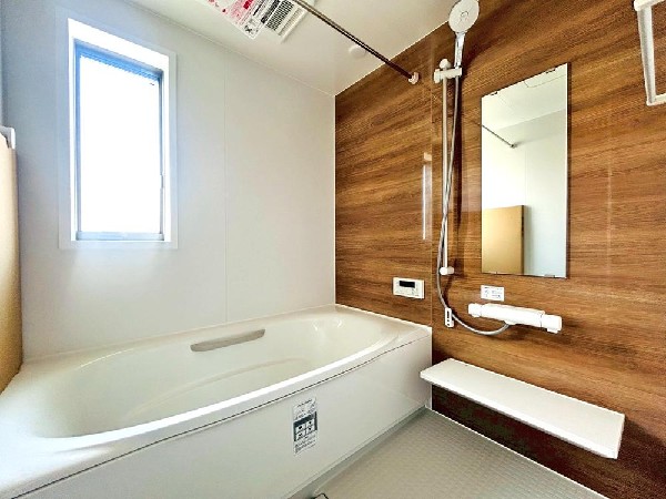 足をのばして湯船につかる。今日あったことをぼんやり思い出してみる。疲れた体を癒やし明日への活力を養う憩いの空間。