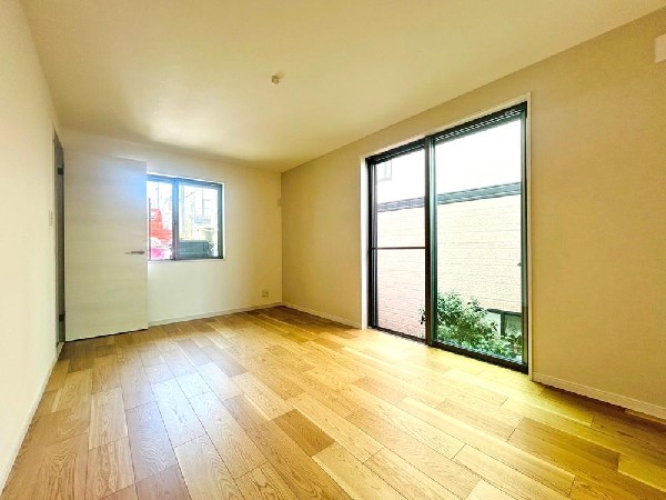 ここに帰ってくるとホットする。疲れを癒やすベッドルーム。陽光に愛されたお部屋で一日の疲れを癒やしたい。