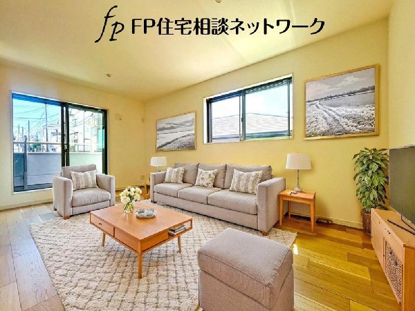 白いクロスと窓サッシにナチュラルな明るめのフローリングでコーディネートしました！どんな家具にも映える飽きのこない仕様です！