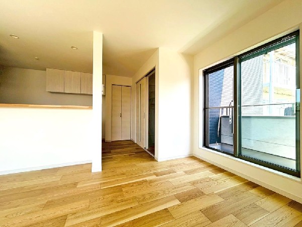 新しい木の香りと真っ白なクロス。そして優しい家族の笑顔。何時間でもここにいたいと思える快適リビング。