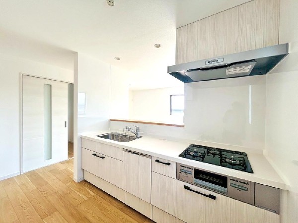 キッチンは開放感のあるカウンタータイプを採用　家事をしながらリビング・ダイニングが見渡せ、窓からはたくさんの光が差し込みます♪