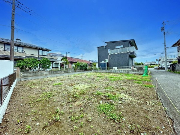 外観:前面道路との高低差もありません。