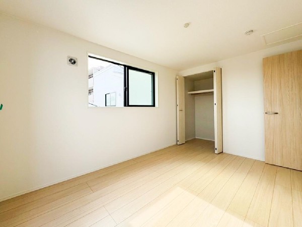 全居室に収納クローゼットを完備。普段使いのお洋服や小物はもちろん、季節物のお洋服などもしっかりと整理整頓出来ます。居室空間を隅々まで使えるのが嬉しいですね。