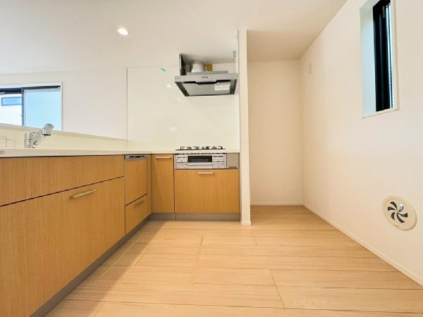 使い勝手の良いＬ型キッチン。料理の作業スペースが広くとれるだけでなく、収納スペースもしっかり確保。シンクとコンロの距離も近いので作業効率が上がります。自慢のキッチンで心地よい使い勝手をご堪能ください。