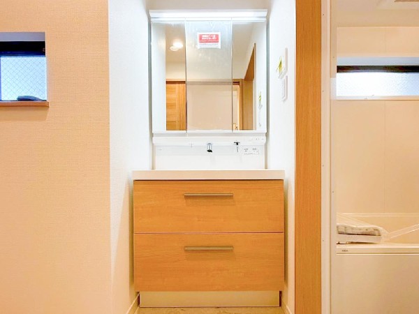 ゆとりのある洗面スペースで、朝の身支度やお掃除・片付けも快適スムーズです。３面鏡で髪のセットやお化粧もストレスなくこなせ、朝から気分良く通勤通学に向かえそうですね！