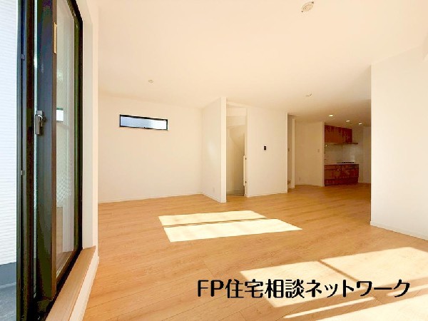 大切なご家族が集まるＬＤＫはこだわりたいですね！休日はおひさまの光をたっぷりと取りこめるリビングでゆったりと過ごしませんか？子供たちが元気に笑いながら走り回っている姿が目に浮かぶ空間です。