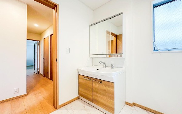 ゆとりのある洗面スペースで、朝の身支度やお掃除・片付けも快適スムーズです。３面鏡で髪のセットやお化粧もストレスなくこなせ、朝から気分良く通勤通学に向かえそうですね！
