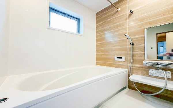 ゆったりとくつろげる広々バス。足までしっかりと伸ばせる浴槽は、心身ともにしっかりと疲れを癒してくれます。お子様とも一緒に浸かれ、ご家族みんなで一緒にバスタイムを楽しめますね♪
