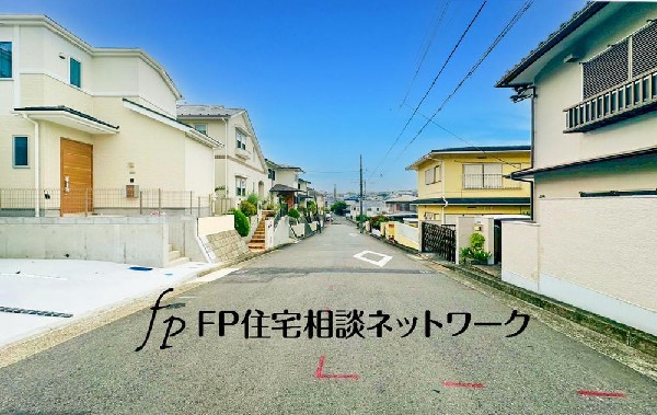 外観:良好な住環境が保たれたエリア。低層の一戸建を中心とした街並みが整然と続き周辺は高い建物が建っておらず、採光や開放性に恵まれ、空が広く緑の多い閑静な趣を感じる環境です。