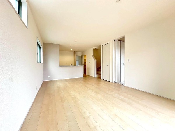 窓をあけるとすがすがしい空気が肌をひきしめる朝。鳥たちのさえずりが「おはよう」のあいさつに聞こえる。大好きなオムライスとコーヒーの香りにゆっくりと笑顔に変わっていく時間。