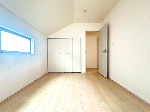 ここに帰ってくるとホットする。疲れを癒やすベッドルーム。陽光に愛されたお部屋で一日の疲れを癒やしたい。