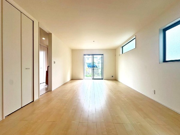 リズミカルな音楽が流れココロ踊るこのときめく空間。これまで何気なく感じていた家族の生活導線も美しく感じる瞬間　ここは我が家の”お城”なんだと幸せに包まれる。