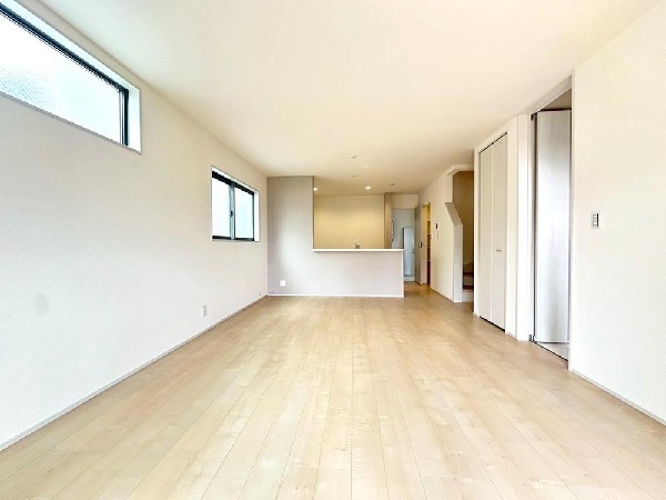 ☆☆家族の会話や笑顔が行き交うリビング☆☆  リビングで子供を走り回らせたい♪大きなソファやダイニングテーブルでゆったり食事をしたりくつろぎたい♪そんな夢が叶えられる空間です♪