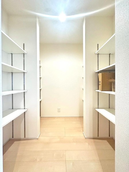 キッチン横には大きなパントリーを配置♪