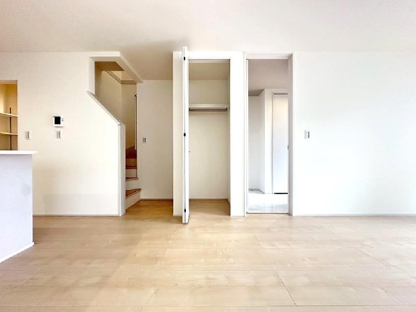 白いクロスと窓サッシにナチュラルな明るめのフローリングでコーディネートしました！どんな家具にも映える飽きのこない仕様です！