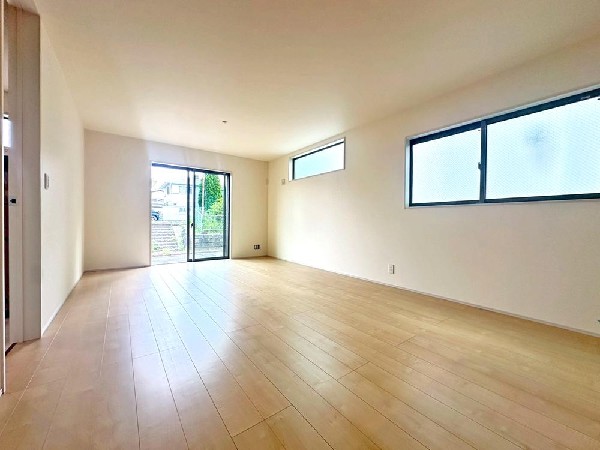 新しい木の香りと真っ白なクロス。そして優しい家族の笑顔。何時間でもここにいたいと思える快適リビング。