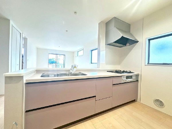 キッチンは開放感のあるカウンタータイプを採用　家事をしながらリビング・ダイニングが見渡せ、窓からはたくさんの光が差し込みます♪