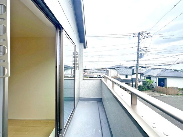 広がる景色がまるで絵画のように感じる。あたたかな光あふれる家族の憩いの場。