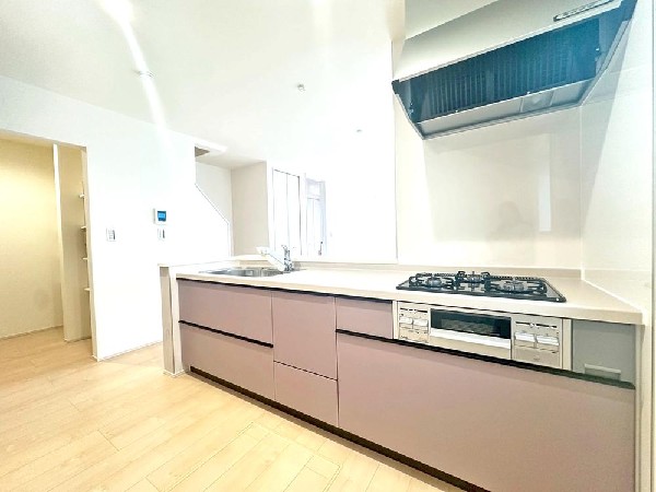 家族で並んでクッキング。皆でわいわい楽しく作るお料理は愛情たっぷりのごちそうに。キッチンで過ごす家族時間は大人になっても心に残る素敵なオンリーワン。