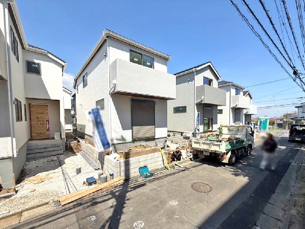 外観:窓枠から切り取られたまるで写真のような澄み切った光景。季節の移り変わりとともに、ゆっくりと愛でる時のありがたみ。