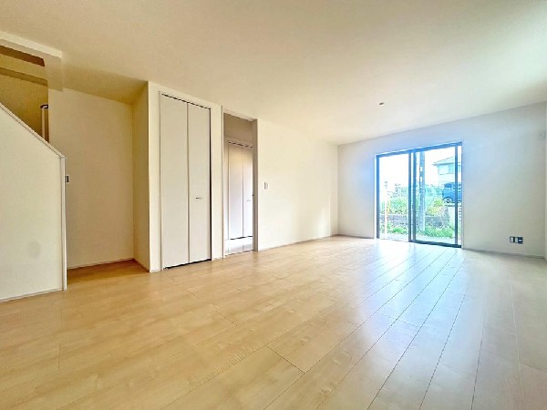 家族の思いを抱きながら、平和であることに感謝したくなる悠久の時。あたかかく感じるのは、陽当りだけではなかった！広く和やかに暮らせる空間と、家族の存在が胸にジーンと響きわたる。