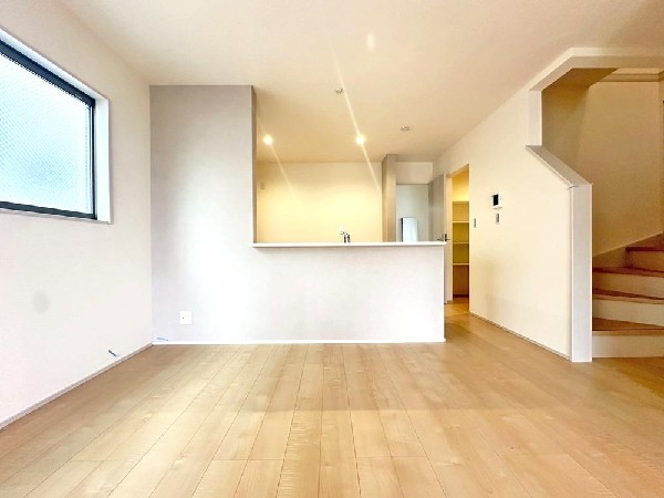 家族の日常が刻まれる大切な空間。窓からのあたたかな光が家族団らんに花を添える。