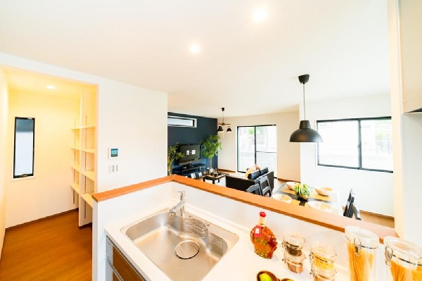 リビングのお子様を見守りながらお料理が出来る対面式カウンターキッチン。ご家族との会話がはずみます。