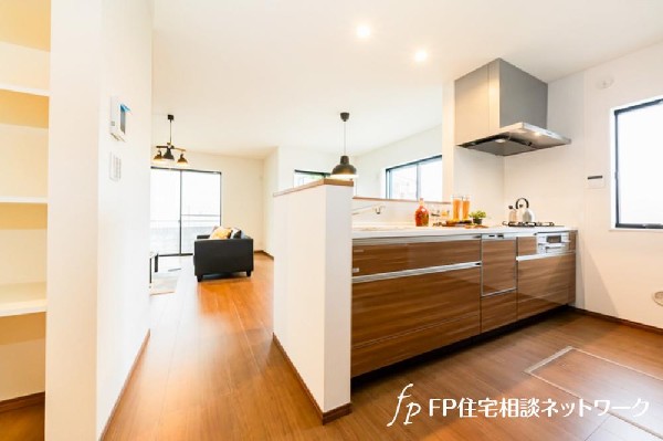 リビングのお子様を見守りながらお料理が出来る対面式カウンターキッチン。ご家族との会話がはずみます。