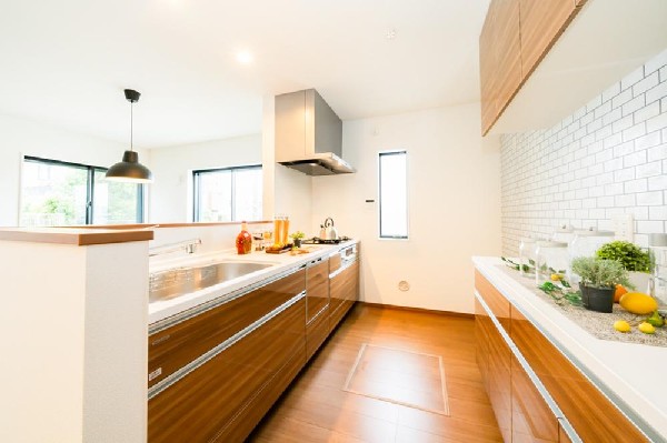 背面にカップボードが備え付けされています。システムキッチンと一体感あるカラーで見た目もgood。たまにしか使わない調理家電の収納に重宝します。