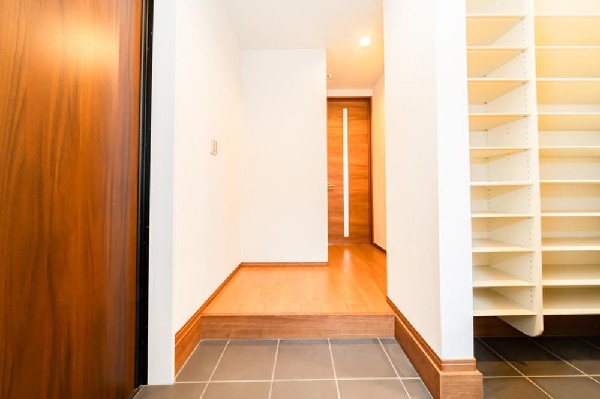 外観:玄関は家の中に入る時一番最初に目に付く場所だからこだわりたいですよね！明るい雰囲気の色目でお部屋の雰囲気をそのまま表しているようです。