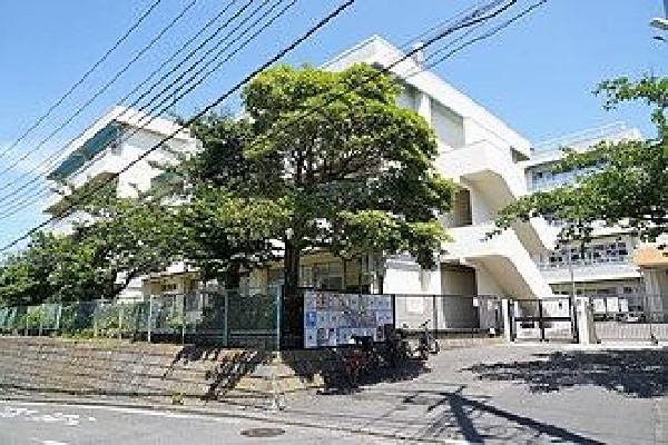 周辺環境:横浜市立高舟台小学校(横浜市立高舟台小学校まで420m お子様が一日の中でも長い時間を過ごす小学校。のびのびと過ごし、広い校庭で元気に駆け回ったり、どんどん成長していくお子様の姿が目に浮かびます。※実際の通学路の距離と異なる場合がございます。)