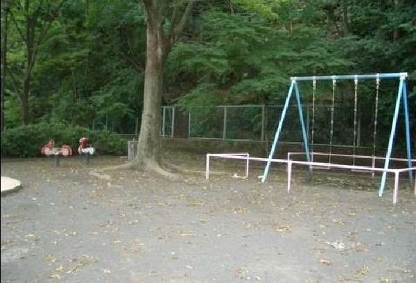 周辺環境:高舟台第二公園(高舟台第二公園まで550m 樹木が立ち並び、木漏れ日を愉しめる公園。都会の騒がしさから解放される、大人も癒される落ち着きある空間が広がります。遊具だけではなく、駆け回れる広いスペースもあります。)