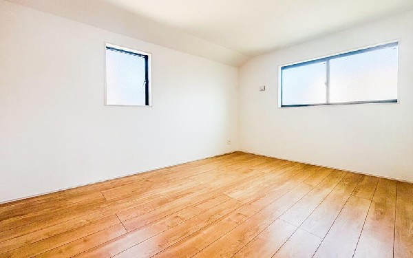 日差しを長時間受ける事が出来る暖かいお部屋です。もちろんペアガラスなので、遮音性にも優れ結露も発生しにくい構造。サッシ周りのカビが発生しにくくなりますね。