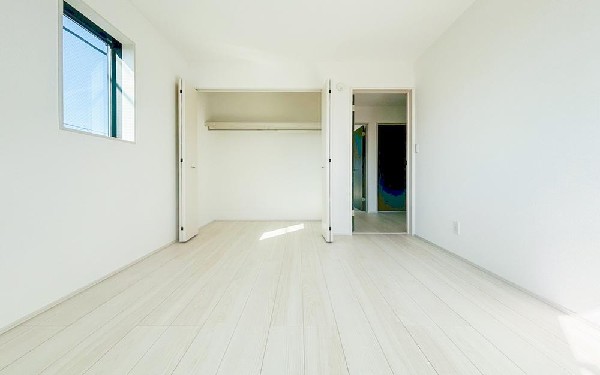 収納力が豊富な大型クローゼット。普段着やスーツはもちろん、コート類などもしっかり掛けられます。奥行きもあるので、収納ボックスをそのままクローゼットの中へ。部屋にものが出ずスッキリしますね。