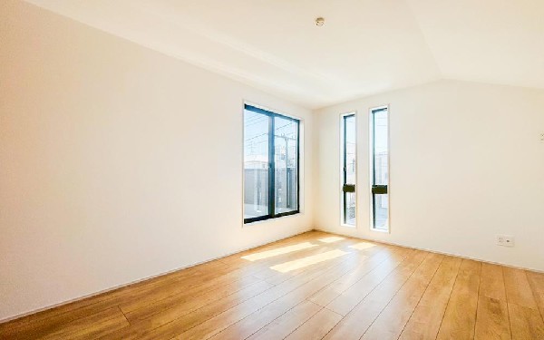 2面採光でお部屋の隅々まで明るい居室。おひさまの光を、爽やかな風をたっぷりと取り込めます。居室内はいつも明るい印象ですので、気持ちの良い朝を迎えられそう。毎日の生活も自然と明るくなりますね。