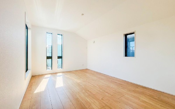 開放感のある2階の居室は日当りもよく日中は明るい日差しが射し込みます。また、道路からの目線も気になりにくいのでプライバシーも守られやすいですね。