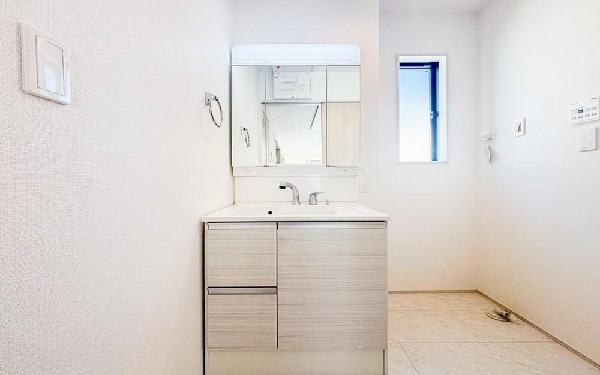 ゆとりのある洗面スペースで、朝の身支度やお掃除・片付けも快適スムーズです。３面鏡で髪のセットやお化粧もストレスなくこなせ、朝から気分良く通勤通学に向かえそうですね！