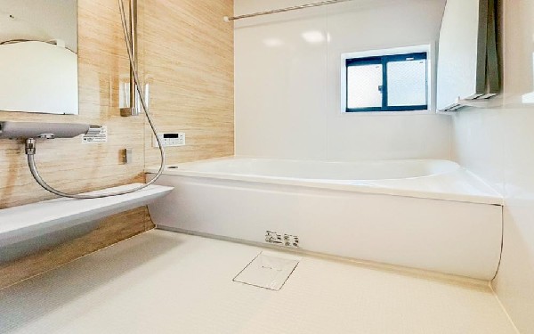 ゆったりとくつろげる広々バス。足までしっかりと伸ばせる浴槽は、心身ともにしっかりと疲れを癒してくれます。お子様とも一緒に浸かれ、ご家族みんなで一緒にバスタイムを楽しめますね♪