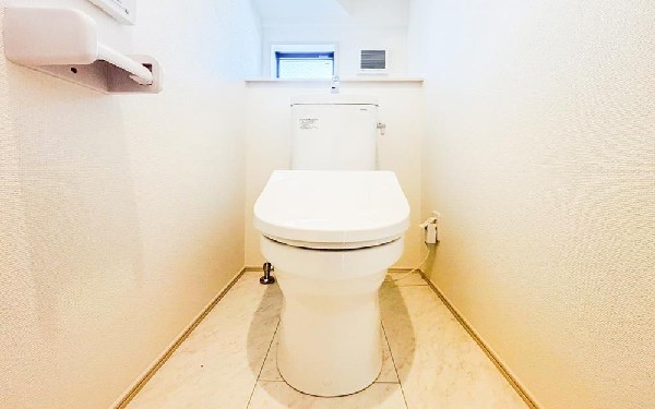 スッキリとしたデザインのトイレは明かり取りの窓からも光が取り込まれ日中は電気を消していてもご使用いただける明るさとなっております。