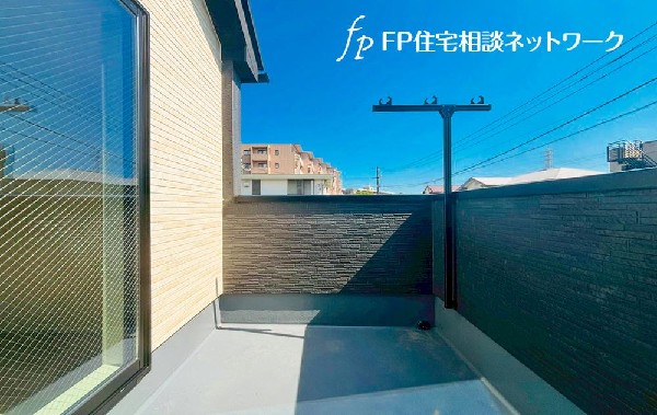 開放的なバルコニーは太陽の温かな温もりをめいっぱい受け止めてくれます。太陽の光と爽やかな風を受けたお洗濯物はあっという間に乾き、取りこむ時には太陽の匂いを感じられそうですね。