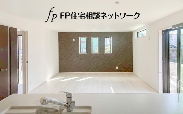 オープンでのびやかな空間を生み出す、こだわりの広がりとゆとり。家族と過ごす時間を大切にしたい方にぴったりの明るくゆとりある住空間です。窓からの日差しがリビングの隅々までしっかりと届きます！