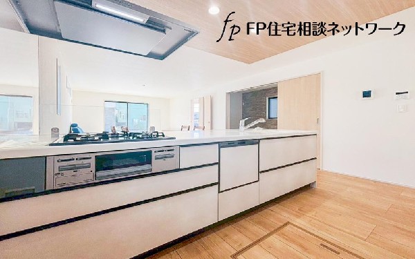 新しいキッチンは食事の支度が捗りますね！お子様と一緒に準備や片付けが出来るキッチンは、ご家族のコミュニケーションを育む場として活躍します。何気ない時間ですが、大切にしたいですね！